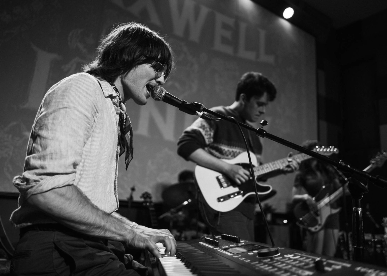 Maxwell playing piano live with his band mates