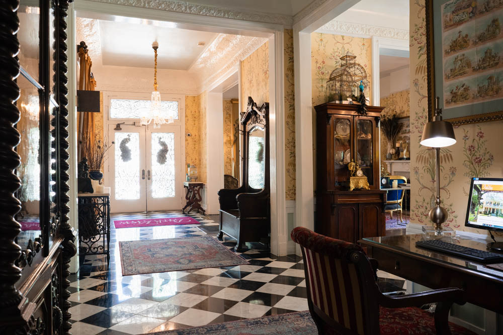 Entrance hall with checkerboard style marble floors in Nola